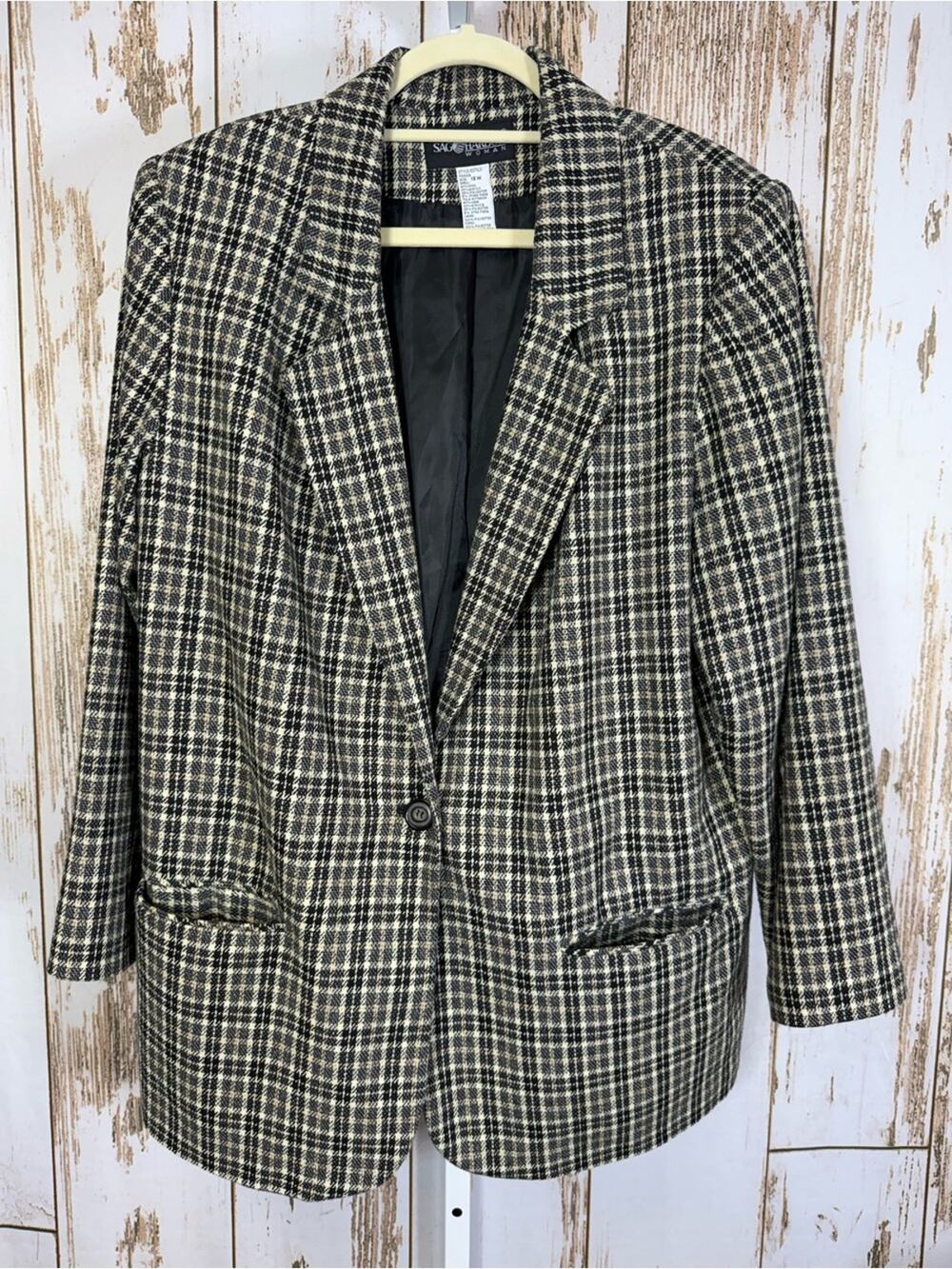 Sag Harbor Woman, Plaid Wool Blend Blazer. Size 18W. Shoulder Pads.